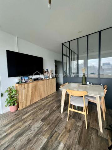 Laissez-vous séduire par ce charmant appartement de 38 m², parfaitement agencé en 2 pièces, situé au 2ème étage d'une résidence sécurisée et soigneusement entretenue. En très bon état, il offre un cadre de vie agréable, lumineux et fonctionnel.

Il se compose de :
- Une belle pièce de vie baignée de lumière
- Un coin chambre confortable et bien délimité
- Une cuisine indépendante et équipée
- Une salle d'eau fonctionnelle
- Une entrée avec des rangements
- Un balcon et une cave en sous-sol
- Deux parkings extérieurs au sein de la copropriété

Situé dans un environnement calme au sein d'une résidence privée, l'appartement bénéficie d'un emplacement privilégié à proximité immédiate des commerces, des écoles et des transports. Le métro est accessible en une dizaine de minutes à pied, facilitant tous vos déplacements.

Une belle opportunité à découvrir sans tarder !
Contactez-moi dès aujourd'hui pour obtenir plus d'informations ou organiser une visite.