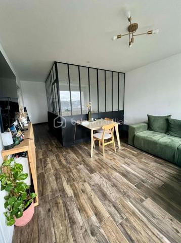 Laissez-vous séduire par ce charmant appartement de 38 m², parfaitement agencé en 2 pièces, situé au 2ème étage d'une résidence sécurisée et soigneusement entretenue. En très bon état, il offre un cadre de vie agréable, lumineux et fonctionnel.

Il se compose de :
- Une belle pièce de vie baignée de lumière
- Un coin chambre confortable et bien délimité
- Une cuisine indépendante et équipée
- Une salle d'eau fonctionnelle
- Une entrée avec des rangements
- Un balcon et une cave en sous-sol
- Deux parkings extérieurs au sein de la copropriété

Situé dans un environnement calme au sein d'une résidence privée, l'appartement bénéficie d'un emplacement privilégié à proximité immédiate des commerces, des écoles et des transports. Le métro est accessible en une dizaine de minutes à pied, facilitant tous vos déplacements.

Une belle opportunité à découvrir sans tarder !
Contactez-moi dès aujourd'hui pour obtenir plus d'informations ou organiser une visite.