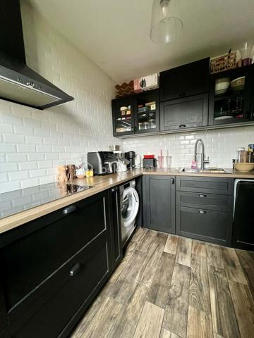 Laissez-vous séduire par ce charmant appartement de 38 m², parfaitement agencé en 2 pièces, situé au 2ème étage d'une résidence sécurisée et soigneusement entretenue. En très bon état, il offre un cadre de vie agréable, lumineux et fonctionnel.

Il se compose de :
- Une belle pièce de vie baignée de lumière
- Un coin chambre confortable et bien délimité
- Une cuisine indépendante et équipée
- Une salle d'eau fonctionnelle
- Une entrée avec des rangements
- Un balcon et une cave en sous-sol
- Deux parkings extérieurs au sein de la copropriété

Situé dans un environnement calme au sein d'une résidence privée, l'appartement bénéficie d'un emplacement privilégié à proximité immédiate des commerces, des écoles et des transports. Le métro est accessible en une dizaine de minutes à pied, facilitant tous vos déplacements.

Une belle opportunité à découvrir sans tarder !
Contactez-moi dès aujourd'hui pour obtenir plus d'informations ou organiser une visite.