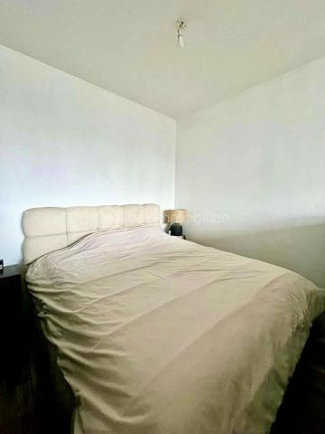 Laissez-vous séduire par ce charmant appartement de 38 m², parfaitement agencé en 2 pièces, situé au 2ème étage d'une résidence sécurisée et soigneusement entretenue. En très bon état, il offre un cadre de vie agréable, lumineux et fonctionnel.

Il se compose de :
- Une belle pièce de vie baignée de lumière
- Un coin chambre confortable et bien délimité
- Une cuisine indépendante et équipée
- Une salle d'eau fonctionnelle
- Une entrée avec des rangements
- Un balcon et une cave en sous-sol
- Deux parkings extérieurs au sein de la copropriété

Situé dans un environnement calme au sein d'une résidence privée, l'appartement bénéficie d'un emplacement privilégié à proximité immédiate des commerces, des écoles et des transports. Le métro est accessible en une dizaine de minutes à pied, facilitant tous vos déplacements.

Une belle opportunité à découvrir sans tarder !
Contactez-moi dès aujourd'hui pour obtenir plus d'informations ou organiser une visite.