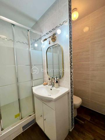 Laissez-vous séduire par ce charmant appartement de 38 m², parfaitement agencé en 2 pièces, situé au 2ème étage d'une résidence sécurisée et soigneusement entretenue. En très bon état, il offre un cadre de vie agréable, lumineux et fonctionnel.

Il se compose de :
- Une belle pièce de vie baignée de lumière
- Un coin chambre confortable et bien délimité
- Une cuisine indépendante et équipée
- Une salle d'eau fonctionnelle
- Une entrée avec des rangements
- Un balcon et une cave en sous-sol
- Deux parkings extérieurs au sein de la copropriété

Situé dans un environnement calme au sein d'une résidence privée, l'appartement bénéficie d'un emplacement privilégié à proximité immédiate des commerces, des écoles et des transports. Le métro est accessible en une dizaine de minutes à pied, facilitant tous vos déplacements.

Une belle opportunité à découvrir sans tarder !
Contactez-moi dès aujourd'hui pour obtenir plus d'informations ou organiser une visite.