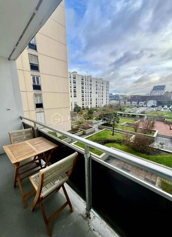 Laissez-vous séduire par ce charmant appartement de 38 m², parfaitement agencé en 2 pièces, situé au 2ème étage d'une résidence sécurisée et soigneusement entretenue. En très bon état, il offre un cadre de vie agréable, lumineux et fonctionnel.

Il se compose de :
- Une belle pièce de vie baignée de lumière
- Un coin chambre confortable et bien délimité
- Une cuisine indépendante et équipée
- Une salle d'eau fonctionnelle
- Une entrée avec des rangements
- Un balcon et une cave en sous-sol
- Deux parkings extérieurs au sein de la copropriété

Situé dans un environnement calme au sein d'une résidence privée, l'appartement bénéficie d'un emplacement privilégié à proximité immédiate des commerces, des écoles et des transports. Le métro est accessible en une dizaine de minutes à pied, facilitant tous vos déplacements.

Une belle opportunité à découvrir sans tarder !
Contactez-moi dès aujourd'hui pour obtenir plus d'informations ou organiser une visite.