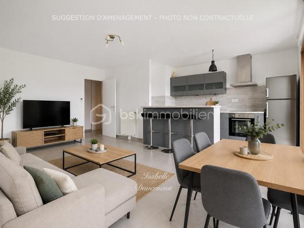 À seulement 5 minutes à pied du RER A Val d'Europe, découvrez ce spacieux T3 avec terrasse et parking au sein d'une résidence récente et parfaitement entretenue.
Situé au 3ᵉ étage sur 5 d'une résidence récente de 2015 avec ascenseur, venez découvrir ce bel appartement traversant de 3 pièces d'environ 72,30 m² idéalement implanté au cœur de l'écoquartier de Montévrain.
L'appartement offre une entrée avec rangements, un vaste séjour lumineux d'environ 24 m² avec cuisine ouverte, deux belles chambres, une salle de bain ainsi qu'un WC indépendant.
Vous profiterez également de deux espaces extérieurs avec une agréable terrasse d'environ 8,5 m² accessible depuis le séjour et un balcon privatif attenant à l'espace nuit.
Une place de parking en sous-sol complète ce bien.

À proximité immédiate des commerces, écoles, transports et du secteur Val d'Europe, cet appartement réunit confort de vie et emplacement recherché.

Les + du bien
✔ Résidence récente de 2015
✔ 3ᵉ étage
✔ Séjour d'environ 24,5 m²
✔ Terrasse + balcon
✔ Place de parking couverte
✔ Nombreux rangements
✔ Proche RER A Val d'Europe
✔ Aucun travaux à prévoir

Contactez moi pour plus d'informations ou une visite !

***Visite sur RDV. Le professionnel de l’immobilier est soumis à une obligation d’identification et de vérification de l’identité de son client. C’est l’article 561-1 du COMOFI (Code Monétaire et Financier) qui met en place cette obligation.***
***Vente sous réserve de vérification du financement de l'acquéreur ***