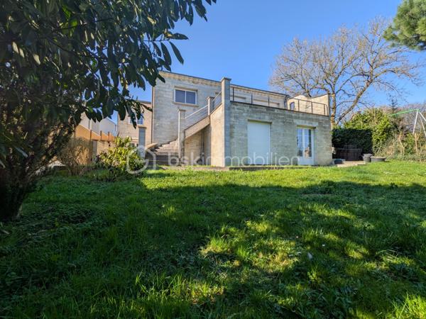 Idéalement situé au cœur de la Montagne de Reims, à 15 minutes de la gare TGV de Bezannes, entre Épernay et Reims, 
Il s’agit d’un ensemble d’habitation composé de deux maisons d'environs 160 et 200 m2.
Cet ensemble se compose :
• D’une maison sur deux niveaux étages,  offrant un charme authentique idéal pour un projet haut de gamme. Au Rez de chaussée se trouve le Salon, cuisine et les sanitaires. A l'étage vous trouverez un palier desservant 4 Chambres. Vous avez la possibilité d’y créer une résidence principale, maison d’hôtes, une boutique, un showroom ou toute autre activité commerciale. 
• D’une maison contemporaine d’environ 240 m², comprenant un rez-de-chaussée et un rez-de-jardin avec piscine, parfaitement adaptée à des projets d’accueil, de touristique ou encore  de créer plusieurs studios ou deux appartement selon votre projet au Rez de Jardin, le rez-de-chaussée : un espace idéal pour développer une activité professionnelle, une salle de réception, un espace séminaire, ou une salle de dégustation de 
L’ensemble est implanté sur un terrain clos de 935 m², garantissant un cadre intimiste et valorisant.
Des travaux d’aménagement sont à prévoir, offrant une liberté totale de conception et permettant d’adapter le bien à des projets sur mesure à forte rentabilité.
La maison récente constitue un véritable levier de valorisation :

Pour plus d’informations, n’hésitez pas à me contacter.