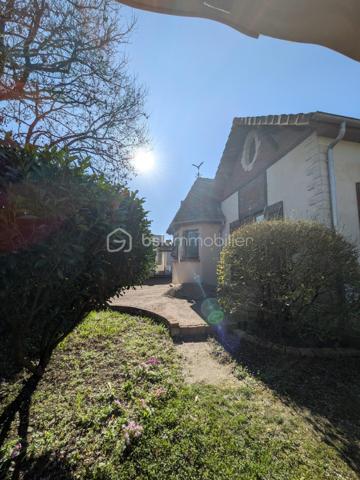Idéalement situé au cœur de la Montagne de Reims, à 15 minutes de la gare TGV de Bezannes, entre Épernay et Reims, 
Il s’agit d’un ensemble d’habitation composé de deux maisons d'environs 160 et 200 m2.
Cet ensemble se compose :
• D’une maison sur deux niveaux étages,  offrant un charme authentique idéal pour un projet haut de gamme. Au Rez de chaussée se trouve le Salon, cuisine et les sanitaires. A l'étage vous trouverez un palier desservant 4 Chambres. Vous avez la possibilité d’y créer une résidence principale, maison d’hôtes, une boutique, un showroom ou toute autre activité commerciale. 
• D’une maison contemporaine d’environ 240 m², comprenant un rez-de-chaussée et un rez-de-jardin avec piscine, parfaitement adaptée à des projets d’accueil, de touristique ou encore  de créer plusieurs studios ou deux appartement selon votre projet au Rez de Jardin, le rez-de-chaussée : un espace idéal pour développer une activité professionnelle, une salle de réception, un espace séminaire, ou une salle de dégustation de 
L’ensemble est implanté sur un terrain clos de 935 m², garantissant un cadre intimiste et valorisant.
Des travaux d’aménagement sont à prévoir, offrant une liberté totale de conception et permettant d’adapter le bien à des projets sur mesure à forte rentabilité.
La maison récente constitue un véritable levier de valorisation :

Pour plus d’informations, n’hésitez pas à me contacter.