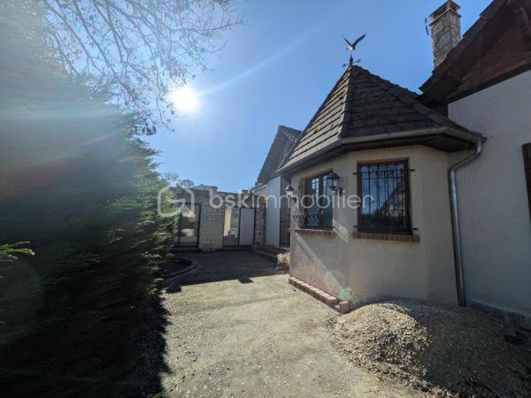 Idéalement situé au cœur de la Montagne de Reims, à 15 minutes de la gare TGV de Bezannes, entre Épernay et Reims, 
Il s’agit d’un ensemble d’habitation composé de deux maisons d'environs 160 et 200 m2.
Cet ensemble se compose :
• D’une maison sur deux niveaux étages,  offrant un charme authentique idéal pour un projet haut de gamme. Au Rez de chaussée se trouve le Salon, cuisine et les sanitaires. A l'étage vous trouverez un palier desservant 4 Chambres. Vous avez la possibilité d’y créer une résidence principale, maison d’hôtes, une boutique, un showroom ou toute autre activité commerciale. 
• D’une maison contemporaine d’environ 240 m², comprenant un rez-de-chaussée et un rez-de-jardin avec piscine, parfaitement adaptée à des projets d’accueil, de touristique ou encore  de créer plusieurs studios ou deux appartement selon votre projet au Rez de Jardin, le rez-de-chaussée : un espace idéal pour développer une activité professionnelle, une salle de réception, un espace séminaire, ou une salle de dégustation de 
L’ensemble est implanté sur un terrain clos de 935 m², garantissant un cadre intimiste et valorisant.
Des travaux d’aménagement sont à prévoir, offrant une liberté totale de conception et permettant d’adapter le bien à des projets sur mesure à forte rentabilité.
La maison récente constitue un véritable levier de valorisation :

Pour plus d’informations, n’hésitez pas à me contacter.