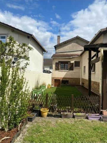 Secteur recherché "Le Vert Galant" dans quartier pavillonnaire, Maison + Terrasse + Jardin + Stationnement 2 véhicules.
Rdc : entrée - accès cave - cuisine ouverte sur séjour donnant sur terrasse.
Rdc sur élevé : sdb / wc - chambre ou bureau.
Etage : palier avec rangements - chambre (possibilité 2 chambres en enfilade).
Terrasse - Jardin - Cave 15m² environ avec double accès (intérieur + extérieur).
Portes & Fenêtres Pvc double vitrage : 2022. Ravalement : 2021.
Mieux qu'un appartement ! Au plaisir pour une visite. Conseillère à votre écoute 7j/7.