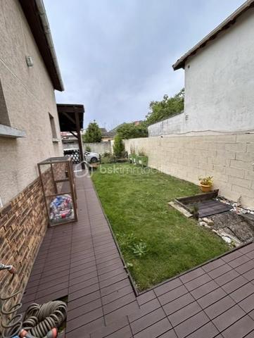 Secteur recherché "Le Vert Galant" dans quartier pavillonnaire, Maison + Terrasse + Jardin + Stationnement 2 véhicules.
Rdc : entrée - accès cave - cuisine ouverte sur séjour donnant sur terrasse.
Rdc sur élevé : sdb / wc - chambre ou bureau.
Etage : palier avec rangements - chambre (possibilité 2 chambres en enfilade).
Terrasse - Jardin - Cave 15m² environ avec double accès (intérieur + extérieur).
Portes & Fenêtres Pvc double vitrage : 2022. Ravalement : 2021.
Mieux qu'un appartement ! Au plaisir pour une visite. Conseillère à votre écoute 7j/7.