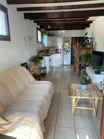 Secteur recherché "Le Vert Galant" dans quartier pavillonnaire, Maison + Terrasse + Jardin + Stationnement 2 véhicules.
Rdc : entrée - accès cave - cuisine ouverte sur séjour donnant sur terrasse.
Rdc sur élevé : sdb / wc - chambre ou bureau.
Etage : palier avec rangements - chambre (possibilité 2 chambres en enfilade).
Terrasse - Jardin - Cave 15m² environ avec double accès (intérieur + extérieur).
Portes & Fenêtres Pvc double vitrage : 2022. Ravalement : 2021.
Mieux qu'un appartement ! Au plaisir pour une visite. Conseillère à votre écoute 7j/7.