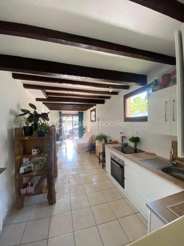Secteur recherché "Le Vert Galant" dans quartier pavillonnaire, Maison + Terrasse + Jardin + Stationnement 2 véhicules.
Rdc : entrée - accès cave - cuisine ouverte sur séjour donnant sur terrasse.
Rdc sur élevé : sdb / wc - chambre ou bureau.
Etage : palier avec rangements - chambre (possibilité 2 chambres en enfilade).
Terrasse - Jardin - Cave 15m² environ avec double accès (intérieur + extérieur).
Portes & Fenêtres Pvc double vitrage : 2022. Ravalement : 2021.
Mieux qu'un appartement ! Au plaisir pour une visite. Conseillère à votre écoute 7j/7.