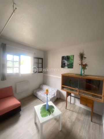 Secteur recherché "Le Vert Galant" dans quartier pavillonnaire, Maison + Terrasse + Jardin + Stationnement 2 véhicules.
Rdc : entrée - accès cave - cuisine ouverte sur séjour donnant sur terrasse.
Rdc sur élevé : sdb / wc - chambre ou bureau.
Etage : palier avec rangements - chambre (possibilité 2 chambres en enfilade).
Terrasse - Jardin - Cave 15m² environ avec double accès (intérieur + extérieur).
Portes & Fenêtres Pvc double vitrage : 2022. Ravalement : 2021.
Mieux qu'un appartement ! Au plaisir pour une visite. Conseillère à votre écoute 7j/7.