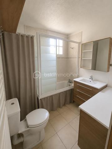 Secteur recherché "Le Vert Galant" dans quartier pavillonnaire, Maison + Terrasse + Jardin + Stationnement 2 véhicules.
Rdc : entrée - accès cave - cuisine ouverte sur séjour donnant sur terrasse.
Rdc sur élevé : sdb / wc - chambre ou bureau.
Etage : palier avec rangements - chambre (possibilité 2 chambres en enfilade).
Terrasse - Jardin - Cave 15m² environ avec double accès (intérieur + extérieur).
Portes & Fenêtres Pvc double vitrage : 2022. Ravalement : 2021.
Mieux qu'un appartement ! Au plaisir pour une visite. Conseillère à votre écoute 7j/7.