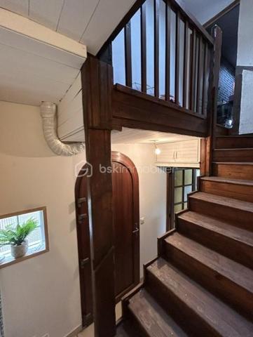 Secteur recherché "Le Vert Galant" dans quartier pavillonnaire, Maison + Terrasse + Jardin + Stationnement 2 véhicules.
Rdc : entrée - accès cave - cuisine ouverte sur séjour donnant sur terrasse.
Rdc sur élevé : sdb / wc - chambre ou bureau.
Etage : palier avec rangements - chambre (possibilité 2 chambres en enfilade).
Terrasse - Jardin - Cave 15m² environ avec double accès (intérieur + extérieur).
Portes & Fenêtres Pvc double vitrage : 2022. Ravalement : 2021.
Mieux qu'un appartement ! Au plaisir pour une visite. Conseillère à votre écoute 7j/7.