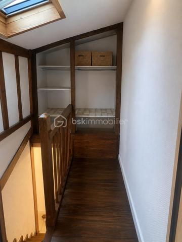 Secteur recherché "Le Vert Galant" dans quartier pavillonnaire, Maison + Terrasse + Jardin + Stationnement 2 véhicules.
Rdc : entrée - accès cave - cuisine ouverte sur séjour donnant sur terrasse.
Rdc sur élevé : sdb / wc - chambre ou bureau.
Etage : palier avec rangements - chambre (possibilité 2 chambres en enfilade).
Terrasse - Jardin - Cave 15m² environ avec double accès (intérieur + extérieur).
Portes & Fenêtres Pvc double vitrage : 2022. Ravalement : 2021.
Mieux qu'un appartement ! Au plaisir pour une visite. Conseillère à votre écoute 7j/7.