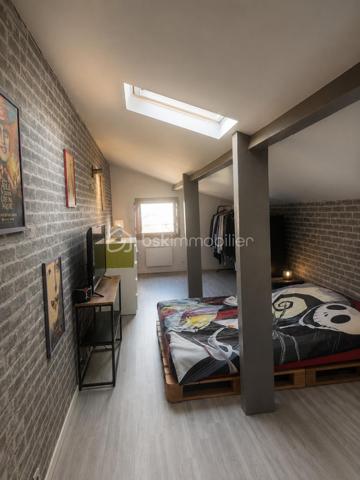 Secteur recherché "Le Vert Galant" dans quartier pavillonnaire, Maison + Terrasse + Jardin + Stationnement 2 véhicules.
Rdc : entrée - accès cave - cuisine ouverte sur séjour donnant sur terrasse.
Rdc sur élevé : sdb / wc - chambre ou bureau.
Etage : palier avec rangements - chambre (possibilité 2 chambres en enfilade).
Terrasse - Jardin - Cave 15m² environ avec double accès (intérieur + extérieur).
Portes & Fenêtres Pvc double vitrage : 2022. Ravalement : 2021.
Mieux qu'un appartement ! Au plaisir pour une visite. Conseillère à votre écoute 7j/7.