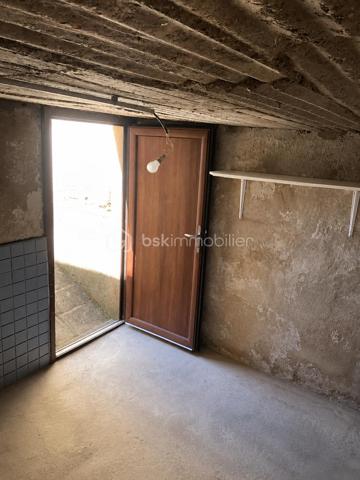 Secteur recherché "Le Vert Galant" dans quartier pavillonnaire, Maison + Terrasse + Jardin + Stationnement 2 véhicules.
Rdc : entrée - accès cave - cuisine ouverte sur séjour donnant sur terrasse.
Rdc sur élevé : sdb / wc - chambre ou bureau.
Etage : palier avec rangements - chambre (possibilité 2 chambres en enfilade).
Terrasse - Jardin - Cave 15m² environ avec double accès (intérieur + extérieur).
Portes & Fenêtres Pvc double vitrage : 2022. Ravalement : 2021.
Mieux qu'un appartement ! Au plaisir pour une visite. Conseillère à votre écoute 7j/7.
