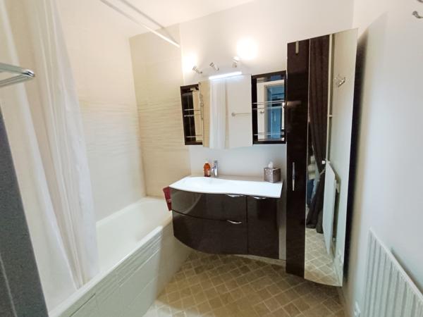 Appartement
         2 pièces
        - 53 m² 165 000 € *