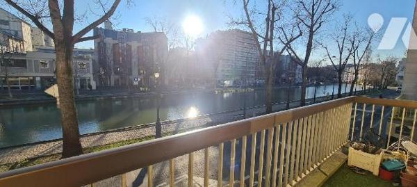 Au 125 Quai de Valmy, à 800m à pied de gare de l'Est (RER E, M 4, 5 et 7), au sein d'une réside...