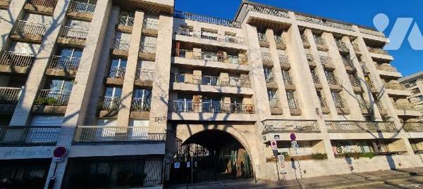 Au 125 Quai de Valmy, à 800m à pied de gare de l'Est (RER E, M 4, 5 et 7), au sein d'une réside...