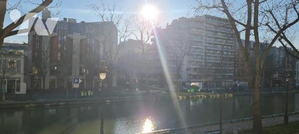 Au 125 Quai de Valmy, à 800m à pied de gare de l'Est (RER E, M 4, 5 et 7), au sein d'une réside...
