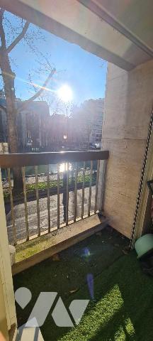 Au 125 Quai de Valmy, à 800m à pied de gare de l'Est (RER E, M 4, 5 et 7), au sein d'une réside...