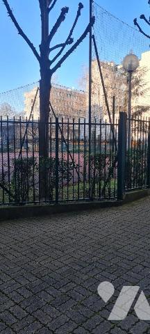 Au 125 Quai de Valmy, à 800m à pied de gare de l'Est (RER E, M 4, 5 et 7), au sein d'une réside...