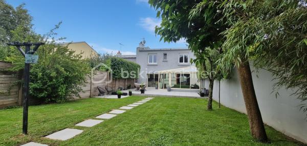 Située dans le quartier recherché de Saint Marc Le Guelmeur, venez découvrir cette très jolie maison de 8 pièces édifiée sur un terrain de 370 m2! Vous serez séduits dès votre arrivée par de beaux volumes et une décoration soignée!
Au rez-de-chaussée, une entrée avec ses placards mène à une très belle pièce de vie et sa cheminée centrale,  celle ci se poursuit par une véranda chauffée qui peut de plus se fermer par une porte en bois à galandage pour s'isoler de la maison si besoin; puis une cuisine dinatoire entièrement équipée avec accès de plain pied au jardin et à la terrasse, le tout très bien entretenu; toujours au rdc, une salle de bains équipée, des toilettes suspendus séparés, et accès au garage par l'intérieur de la maison.
A l'étage, un palier confortable avec espace de rangement dessert  5 chambres parquetées lumineuses (dont une inférieure à 9m2 idéale néanmoins pour un bureau), une salle de douche équipée avec wc. Les huisseries sont en PVC double vitrage, la chaudière au gaz à condensation a été changée il y a deux ans. A noter une très bonne isolation qui permet un DPE  bien classé. Le secteur comme la maison en parfait état correspondront sans aucun doutes à vos attentes! Je suis disponible 7 jours sur 7 pour des visites!  J'attends vos appels!