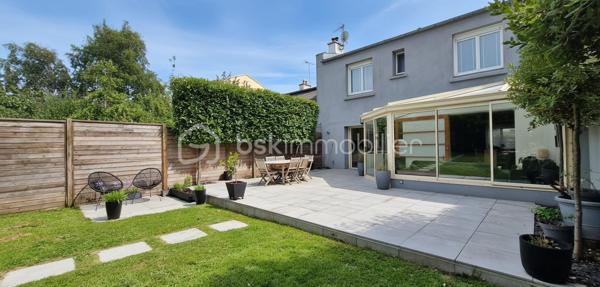 Située dans le quartier recherché de Saint Marc Le Guelmeur, venez découvrir cette très jolie maison de 8 pièces édifiée sur un terrain de 370 m2! Vous serez séduits dès votre arrivée par de beaux volumes et une décoration soignée!
Au rez-de-chaussée, une entrée avec ses placards mène à une très belle pièce de vie et sa cheminée centrale,  celle ci se poursuit par une véranda chauffée qui peut de plus se fermer par une porte en bois à galandage pour s'isoler de la maison si besoin; puis une cuisine dinatoire entièrement équipée avec accès de plain pied au jardin et à la terrasse, le tout très bien entretenu; toujours au rdc, une salle de bains équipée, des toilettes suspendus séparés, et accès au garage par l'intérieur de la maison.
A l'étage, un palier confortable avec espace de rangement dessert  5 chambres parquetées lumineuses (dont une inférieure à 9m2 idéale néanmoins pour un bureau), une salle de douche équipée avec wc. Les huisseries sont en PVC double vitrage, la chaudière au gaz à condensation a été changée il y a deux ans. A noter une très bonne isolation qui permet un DPE  bien classé. Le secteur comme la maison en parfait état correspondront sans aucun doutes à vos attentes! Je suis disponible 7 jours sur 7 pour des visites!  J'attends vos appels!