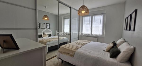 Située dans le quartier recherché de Saint Marc Le Guelmeur, venez découvrir cette très jolie maison de 8 pièces édifiée sur un terrain de 370 m2! Vous serez séduits dès votre arrivée par de beaux volumes et une décoration soignée!
Au rez-de-chaussée, une entrée avec ses placards mène à une très belle pièce de vie et sa cheminée centrale,  celle ci se poursuit par une véranda chauffée qui peut de plus se fermer par une porte en bois à galandage pour s'isoler de la maison si besoin; puis une cuisine dinatoire entièrement équipée avec accès de plain pied au jardin et à la terrasse, le tout très bien entretenu; toujours au rdc, une salle de bains équipée, des toilettes suspendus séparés, et accès au garage par l'intérieur de la maison.
A l'étage, un palier confortable avec espace de rangement dessert  5 chambres parquetées lumineuses (dont une inférieure à 9m2 idéale néanmoins pour un bureau), une salle de douche équipée avec wc. Les huisseries sont en PVC double vitrage, la chaudière au gaz à condensation a été changée il y a deux ans. A noter une très bonne isolation qui permet un DPE  bien classé. Le secteur comme la maison en parfait état correspondront sans aucun doutes à vos attentes! Je suis disponible 7 jours sur 7 pour des visites!  J'attends vos appels!