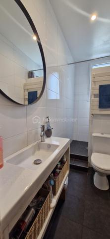 Située dans le quartier recherché de Saint Marc Le Guelmeur, venez découvrir cette très jolie maison de 8 pièces édifiée sur un terrain de 370 m2! Vous serez séduits dès votre arrivée par de beaux volumes et une décoration soignée!
Au rez-de-chaussée, une entrée avec ses placards mène à une très belle pièce de vie et sa cheminée centrale,  celle ci se poursuit par une véranda chauffée qui peut de plus se fermer par une porte en bois à galandage pour s'isoler de la maison si besoin; puis une cuisine dinatoire entièrement équipée avec accès de plain pied au jardin et à la terrasse, le tout très bien entretenu; toujours au rdc, une salle de bains équipée, des toilettes suspendus séparés, et accès au garage par l'intérieur de la maison.
A l'étage, un palier confortable avec espace de rangement dessert  5 chambres parquetées lumineuses (dont une inférieure à 9m2 idéale néanmoins pour un bureau), une salle de douche équipée avec wc. Les huisseries sont en PVC double vitrage, la chaudière au gaz à condensation a été changée il y a deux ans. A noter une très bonne isolation qui permet un DPE  bien classé. Le secteur comme la maison en parfait état correspondront sans aucun doutes à vos attentes! Je suis disponible 7 jours sur 7 pour des visites!  J'attends vos appels!
