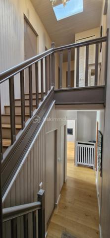 Située dans le quartier recherché de Saint Marc Le Guelmeur, venez découvrir cette très jolie maison de 8 pièces édifiée sur un terrain de 370 m2! Vous serez séduits dès votre arrivée par de beaux volumes et une décoration soignée!
Au rez-de-chaussée, une entrée avec ses placards mène à une très belle pièce de vie et sa cheminée centrale,  celle ci se poursuit par une véranda chauffée qui peut de plus se fermer par une porte en bois à galandage pour s'isoler de la maison si besoin; puis une cuisine dinatoire entièrement équipée avec accès de plain pied au jardin et à la terrasse, le tout très bien entretenu; toujours au rdc, une salle de bains équipée, des toilettes suspendus séparés, et accès au garage par l'intérieur de la maison.
A l'étage, un palier confortable avec espace de rangement dessert  5 chambres parquetées lumineuses (dont une inférieure à 9m2 idéale néanmoins pour un bureau), une salle de douche équipée avec wc. Les huisseries sont en PVC double vitrage, la chaudière au gaz à condensation a été changée il y a deux ans. A noter une très bonne isolation qui permet un DPE  bien classé. Le secteur comme la maison en parfait état correspondront sans aucun doutes à vos attentes! Je suis disponible 7 jours sur 7 pour des visites!  J'attends vos appels!