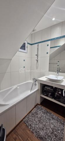 Située dans le quartier recherché de Saint Marc Le Guelmeur, venez découvrir cette très jolie maison de 8 pièces édifiée sur un terrain de 370 m2! Vous serez séduits dès votre arrivée par de beaux volumes et une décoration soignée!
Au rez-de-chaussée, une entrée avec ses placards mène à une très belle pièce de vie et sa cheminée centrale,  celle ci se poursuit par une véranda chauffée qui peut de plus se fermer par une porte en bois à galandage pour s'isoler de la maison si besoin; puis une cuisine dinatoire entièrement équipée avec accès de plain pied au jardin et à la terrasse, le tout très bien entretenu; toujours au rdc, une salle de bains équipée, des toilettes suspendus séparés, et accès au garage par l'intérieur de la maison.
A l'étage, un palier confortable avec espace de rangement dessert  5 chambres parquetées lumineuses (dont une inférieure à 9m2 idéale néanmoins pour un bureau), une salle de douche équipée avec wc. Les huisseries sont en PVC double vitrage, la chaudière au gaz à condensation a été changée il y a deux ans. A noter une très bonne isolation qui permet un DPE  bien classé. Le secteur comme la maison en parfait état correspondront sans aucun doutes à vos attentes! Je suis disponible 7 jours sur 7 pour des visites!  J'attends vos appels!