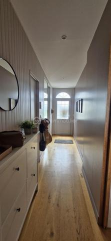 Située dans le quartier recherché de Saint Marc Le Guelmeur, venez découvrir cette très jolie maison de 8 pièces édifiée sur un terrain de 370 m2! Vous serez séduits dès votre arrivée par de beaux volumes et une décoration soignée!
Au rez-de-chaussée, une entrée avec ses placards mène à une très belle pièce de vie et sa cheminée centrale,  celle ci se poursuit par une véranda chauffée qui peut de plus se fermer par une porte en bois à galandage pour s'isoler de la maison si besoin; puis une cuisine dinatoire entièrement équipée avec accès de plain pied au jardin et à la terrasse, le tout très bien entretenu; toujours au rdc, une salle de bains équipée, des toilettes suspendus séparés, et accès au garage par l'intérieur de la maison.
A l'étage, un palier confortable avec espace de rangement dessert  5 chambres parquetées lumineuses (dont une inférieure à 9m2 idéale néanmoins pour un bureau), une salle de douche équipée avec wc. Les huisseries sont en PVC double vitrage, la chaudière au gaz à condensation a été changée il y a deux ans. A noter une très bonne isolation qui permet un DPE  bien classé. Le secteur comme la maison en parfait état correspondront sans aucun doutes à vos attentes! Je suis disponible 7 jours sur 7 pour des visites!  J'attends vos appels!
