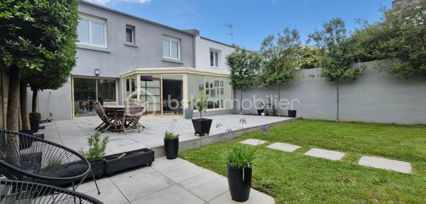 Située dans le quartier recherché de Saint Marc Le Guelmeur, venez découvrir cette très jolie maison de 8 pièces édifiée sur un terrain de 370 m2! Vous serez séduits dès votre arrivée par de beaux volumes et une décoration soignée!
Au rez-de-chaussée, une entrée avec ses placards mène à une très belle pièce de vie et sa cheminée centrale,  celle ci se poursuit par une véranda chauffée qui peut de plus se fermer par une porte en bois à galandage pour s'isoler de la maison si besoin; puis une cuisine dinatoire entièrement équipée avec accès de plain pied au jardin et à la terrasse, le tout très bien entretenu; toujours au rdc, une salle de bains équipée, des toilettes suspendus séparés, et accès au garage par l'intérieur de la maison.
A l'étage, un palier confortable avec espace de rangement dessert  5 chambres parquetées lumineuses (dont une inférieure à 9m2 idéale néanmoins pour un bureau), une salle de douche équipée avec wc. Les huisseries sont en PVC double vitrage, la chaudière au gaz à condensation a été changée il y a deux ans. A noter une très bonne isolation qui permet un DPE  bien classé. Le secteur comme la maison en parfait état correspondront sans aucun doutes à vos attentes! Je suis disponible 7 jours sur 7 pour des visites!  J'attends vos appels!