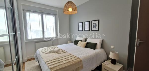 Située dans le quartier recherché de Saint Marc Le Guelmeur, venez découvrir cette très jolie maison de 8 pièces édifiée sur un terrain de 370 m2! Vous serez séduits dès votre arrivée par de beaux volumes et une décoration soignée!
Au rez-de-chaussée, une entrée avec ses placards mène à une très belle pièce de vie et sa cheminée centrale,  celle ci se poursuit par une véranda chauffée qui peut de plus se fermer par une porte en bois à galandage pour s'isoler de la maison si besoin; puis une cuisine dinatoire entièrement équipée avec accès de plain pied au jardin et à la terrasse, le tout très bien entretenu; toujours au rdc, une salle de bains équipée, des toilettes suspendus séparés, et accès au garage par l'intérieur de la maison.
A l'étage, un palier confortable avec espace de rangement dessert  5 chambres parquetées lumineuses (dont une inférieure à 9m2 idéale néanmoins pour un bureau), une salle de douche équipée avec wc. Les huisseries sont en PVC double vitrage, la chaudière au gaz à condensation a été changée il y a deux ans. A noter une très bonne isolation qui permet un DPE  bien classé. Le secteur comme la maison en parfait état correspondront sans aucun doutes à vos attentes! Je suis disponible 7 jours sur 7 pour des visites!  J'attends vos appels!