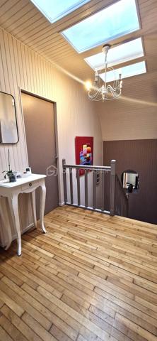 Située dans le quartier recherché de Saint Marc Le Guelmeur, venez découvrir cette très jolie maison de 8 pièces édifiée sur un terrain de 370 m2! Vous serez séduits dès votre arrivée par de beaux volumes et une décoration soignée!
Au rez-de-chaussée, une entrée avec ses placards mène à une très belle pièce de vie et sa cheminée centrale,  celle ci se poursuit par une véranda chauffée qui peut de plus se fermer par une porte en bois à galandage pour s'isoler de la maison si besoin; puis une cuisine dinatoire entièrement équipée avec accès de plain pied au jardin et à la terrasse, le tout très bien entretenu; toujours au rdc, une salle de bains équipée, des toilettes suspendus séparés, et accès au garage par l'intérieur de la maison.
A l'étage, un palier confortable avec espace de rangement dessert  5 chambres parquetées lumineuses (dont une inférieure à 9m2 idéale néanmoins pour un bureau), une salle de douche équipée avec wc. Les huisseries sont en PVC double vitrage, la chaudière au gaz à condensation a été changée il y a deux ans. A noter une très bonne isolation qui permet un DPE  bien classé. Le secteur comme la maison en parfait état correspondront sans aucun doutes à vos attentes! Je suis disponible 7 jours sur 7 pour des visites!  J'attends vos appels!