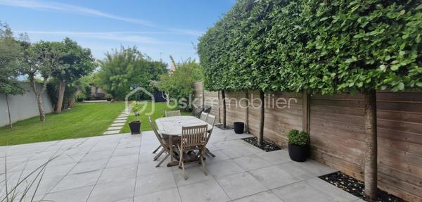 Située dans le quartier recherché de Saint Marc Le Guelmeur, venez découvrir cette très jolie maison de 8 pièces édifiée sur un terrain de 370 m2! Vous serez séduits dès votre arrivée par de beaux volumes et une décoration soignée!
Au rez-de-chaussée, une entrée avec ses placards mène à une très belle pièce de vie et sa cheminée centrale,  celle ci se poursuit par une véranda chauffée qui peut de plus se fermer par une porte en bois à galandage pour s'isoler de la maison si besoin; puis une cuisine dinatoire entièrement équipée avec accès de plain pied au jardin et à la terrasse, le tout très bien entretenu; toujours au rdc, une salle de bains équipée, des toilettes suspendus séparés, et accès au garage par l'intérieur de la maison.
A l'étage, un palier confortable avec espace de rangement dessert  5 chambres parquetées lumineuses (dont une inférieure à 9m2 idéale néanmoins pour un bureau), une salle de douche équipée avec wc. Les huisseries sont en PVC double vitrage, la chaudière au gaz à condensation a été changée il y a deux ans. A noter une très bonne isolation qui permet un DPE  bien classé. Le secteur comme la maison en parfait état correspondront sans aucun doutes à vos attentes! Je suis disponible 7 jours sur 7 pour des visites!  J'attends vos appels!
