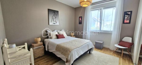 Située dans le quartier recherché de Saint Marc Le Guelmeur, venez découvrir cette très jolie maison de 8 pièces édifiée sur un terrain de 370 m2! Vous serez séduits dès votre arrivée par de beaux volumes et une décoration soignée!
Au rez-de-chaussée, une entrée avec ses placards mène à une très belle pièce de vie et sa cheminée centrale,  celle ci se poursuit par une véranda chauffée qui peut de plus se fermer par une porte en bois à galandage pour s'isoler de la maison si besoin; puis une cuisine dinatoire entièrement équipée avec accès de plain pied au jardin et à la terrasse, le tout très bien entretenu; toujours au rdc, une salle de bains équipée, des toilettes suspendus séparés, et accès au garage par l'intérieur de la maison.
A l'étage, un palier confortable avec espace de rangement dessert  5 chambres parquetées lumineuses (dont une inférieure à 9m2 idéale néanmoins pour un bureau), une salle de douche équipée avec wc. Les huisseries sont en PVC double vitrage, la chaudière au gaz à condensation a été changée il y a deux ans. A noter une très bonne isolation qui permet un DPE  bien classé. Le secteur comme la maison en parfait état correspondront sans aucun doutes à vos attentes! Je suis disponible 7 jours sur 7 pour des visites!  J'attends vos appels!