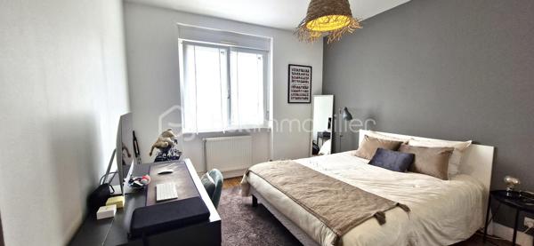 Située dans le quartier recherché de Saint Marc Le Guelmeur, venez découvrir cette très jolie maison de 8 pièces édifiée sur un terrain de 370 m2! Vous serez séduits dès votre arrivée par de beaux volumes et une décoration soignée!
Au rez-de-chaussée, une entrée avec ses placards mène à une très belle pièce de vie et sa cheminée centrale,  celle ci se poursuit par une véranda chauffée qui peut de plus se fermer par une porte en bois à galandage pour s'isoler de la maison si besoin; puis une cuisine dinatoire entièrement équipée avec accès de plain pied au jardin et à la terrasse, le tout très bien entretenu; toujours au rdc, une salle de bains équipée, des toilettes suspendus séparés, et accès au garage par l'intérieur de la maison.
A l'étage, un palier confortable avec espace de rangement dessert  5 chambres parquetées lumineuses (dont une inférieure à 9m2 idéale néanmoins pour un bureau), une salle de douche équipée avec wc. Les huisseries sont en PVC double vitrage, la chaudière au gaz à condensation a été changée il y a deux ans. A noter une très bonne isolation qui permet un DPE  bien classé. Le secteur comme la maison en parfait état correspondront sans aucun doutes à vos attentes! Je suis disponible 7 jours sur 7 pour des visites!  J'attends vos appels!