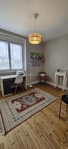 Située dans le quartier recherché de Saint Marc Le Guelmeur, venez découvrir cette très jolie maison de 8 pièces édifiée sur un terrain de 370 m2! Vous serez séduits dès votre arrivée par de beaux volumes et une décoration soignée!
Au rez-de-chaussée, une entrée avec ses placards mène à une très belle pièce de vie et sa cheminée centrale,  celle ci se poursuit par une véranda chauffée qui peut de plus se fermer par une porte en bois à galandage pour s'isoler de la maison si besoin; puis une cuisine dinatoire entièrement équipée avec accès de plain pied au jardin et à la terrasse, le tout très bien entretenu; toujours au rdc, une salle de bains équipée, des toilettes suspendus séparés, et accès au garage par l'intérieur de la maison.
A l'étage, un palier confortable avec espace de rangement dessert  5 chambres parquetées lumineuses (dont une inférieure à 9m2 idéale néanmoins pour un bureau), une salle de douche équipée avec wc. Les huisseries sont en PVC double vitrage, la chaudière au gaz à condensation a été changée il y a deux ans. A noter une très bonne isolation qui permet un DPE  bien classé. Le secteur comme la maison en parfait état correspondront sans aucun doutes à vos attentes! Je suis disponible 7 jours sur 7 pour des visites!  J'attends vos appels!