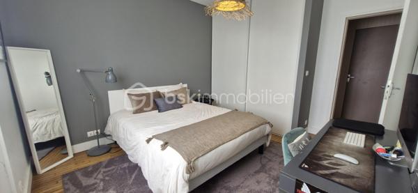 Située dans le quartier recherché de Saint Marc Le Guelmeur, venez découvrir cette très jolie maison de 8 pièces édifiée sur un terrain de 370 m2! Vous serez séduits dès votre arrivée par de beaux volumes et une décoration soignée!
Au rez-de-chaussée, une entrée avec ses placards mène à une très belle pièce de vie et sa cheminée centrale,  celle ci se poursuit par une véranda chauffée qui peut de plus se fermer par une porte en bois à galandage pour s'isoler de la maison si besoin; puis une cuisine dinatoire entièrement équipée avec accès de plain pied au jardin et à la terrasse, le tout très bien entretenu; toujours au rdc, une salle de bains équipée, des toilettes suspendus séparés, et accès au garage par l'intérieur de la maison.
A l'étage, un palier confortable avec espace de rangement dessert  5 chambres parquetées lumineuses (dont une inférieure à 9m2 idéale néanmoins pour un bureau), une salle de douche équipée avec wc. Les huisseries sont en PVC double vitrage, la chaudière au gaz à condensation a été changée il y a deux ans. A noter une très bonne isolation qui permet un DPE  bien classé. Le secteur comme la maison en parfait état correspondront sans aucun doutes à vos attentes! Je suis disponible 7 jours sur 7 pour des visites!  J'attends vos appels!