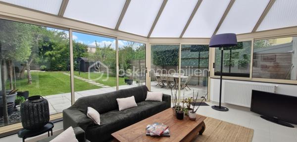 Située dans le quartier recherché de Saint Marc Le Guelmeur, venez découvrir cette très jolie maison de 8 pièces édifiée sur un terrain de 370 m2! Vous serez séduits dès votre arrivée par de beaux volumes et une décoration soignée!
Au rez-de-chaussée, une entrée avec ses placards mène à une très belle pièce de vie et sa cheminée centrale,  celle ci se poursuit par une véranda chauffée qui peut de plus se fermer par une porte en bois à galandage pour s'isoler de la maison si besoin; puis une cuisine dinatoire entièrement équipée avec accès de plain pied au jardin et à la terrasse, le tout très bien entretenu; toujours au rdc, une salle de bains équipée, des toilettes suspendus séparés, et accès au garage par l'intérieur de la maison.
A l'étage, un palier confortable avec espace de rangement dessert  5 chambres parquetées lumineuses (dont une inférieure à 9m2 idéale néanmoins pour un bureau), une salle de douche équipée avec wc. Les huisseries sont en PVC double vitrage, la chaudière au gaz à condensation a été changée il y a deux ans. A noter une très bonne isolation qui permet un DPE  bien classé. Le secteur comme la maison en parfait état correspondront sans aucun doutes à vos attentes! Je suis disponible 7 jours sur 7 pour des visites!  J'attends vos appels!