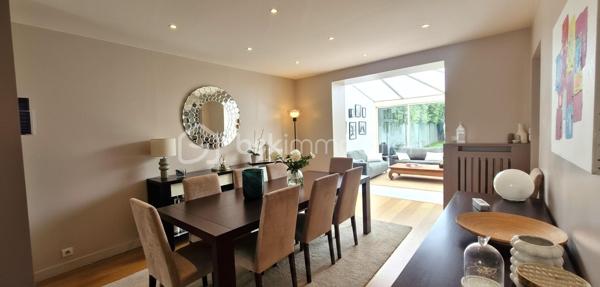 Située dans le quartier recherché de Saint Marc Le Guelmeur, venez découvrir cette très jolie maison de 8 pièces édifiée sur un terrain de 370 m2! Vous serez séduits dès votre arrivée par de beaux volumes et une décoration soignée!
Au rez-de-chaussée, une entrée avec ses placards mène à une très belle pièce de vie et sa cheminée centrale,  celle ci se poursuit par une véranda chauffée qui peut de plus se fermer par une porte en bois à galandage pour s'isoler de la maison si besoin; puis une cuisine dinatoire entièrement équipée avec accès de plain pied au jardin et à la terrasse, le tout très bien entretenu; toujours au rdc, une salle de bains équipée, des toilettes suspendus séparés, et accès au garage par l'intérieur de la maison.
A l'étage, un palier confortable avec espace de rangement dessert  5 chambres parquetées lumineuses (dont une inférieure à 9m2 idéale néanmoins pour un bureau), une salle de douche équipée avec wc. Les huisseries sont en PVC double vitrage, la chaudière au gaz à condensation a été changée il y a deux ans. A noter une très bonne isolation qui permet un DPE  bien classé. Le secteur comme la maison en parfait état correspondront sans aucun doutes à vos attentes! Je suis disponible 7 jours sur 7 pour des visites!  J'attends vos appels!