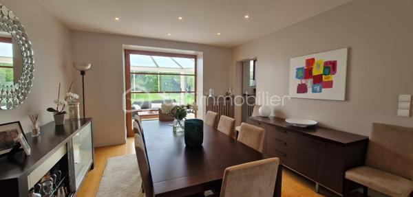 Située dans le quartier recherché de Saint Marc Le Guelmeur, venez découvrir cette très jolie maison de 8 pièces édifiée sur un terrain de 370 m2! Vous serez séduits dès votre arrivée par de beaux volumes et une décoration soignée!
Au rez-de-chaussée, une entrée avec ses placards mène à une très belle pièce de vie et sa cheminée centrale,  celle ci se poursuit par une véranda chauffée qui peut de plus se fermer par une porte en bois à galandage pour s'isoler de la maison si besoin; puis une cuisine dinatoire entièrement équipée avec accès de plain pied au jardin et à la terrasse, le tout très bien entretenu; toujours au rdc, une salle de bains équipée, des toilettes suspendus séparés, et accès au garage par l'intérieur de la maison.
A l'étage, un palier confortable avec espace de rangement dessert  5 chambres parquetées lumineuses (dont une inférieure à 9m2 idéale néanmoins pour un bureau), une salle de douche équipée avec wc. Les huisseries sont en PVC double vitrage, la chaudière au gaz à condensation a été changée il y a deux ans. A noter une très bonne isolation qui permet un DPE  bien classé. Le secteur comme la maison en parfait état correspondront sans aucun doutes à vos attentes! Je suis disponible 7 jours sur 7 pour des visites!  J'attends vos appels!