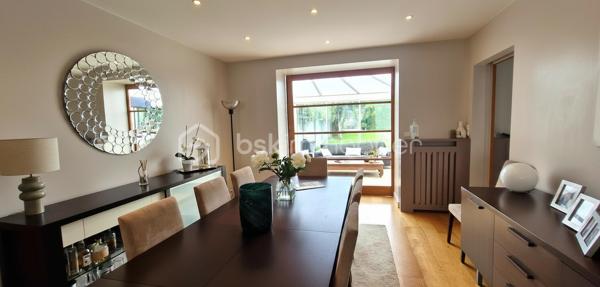 Située dans le quartier recherché de Saint Marc Le Guelmeur, venez découvrir cette très jolie maison de 8 pièces édifiée sur un terrain de 370 m2! Vous serez séduits dès votre arrivée par de beaux volumes et une décoration soignée!
Au rez-de-chaussée, une entrée avec ses placards mène à une très belle pièce de vie et sa cheminée centrale,  celle ci se poursuit par une véranda chauffée qui peut de plus se fermer par une porte en bois à galandage pour s'isoler de la maison si besoin; puis une cuisine dinatoire entièrement équipée avec accès de plain pied au jardin et à la terrasse, le tout très bien entretenu; toujours au rdc, une salle de bains équipée, des toilettes suspendus séparés, et accès au garage par l'intérieur de la maison.
A l'étage, un palier confortable avec espace de rangement dessert  5 chambres parquetées lumineuses (dont une inférieure à 9m2 idéale néanmoins pour un bureau), une salle de douche équipée avec wc. Les huisseries sont en PVC double vitrage, la chaudière au gaz à condensation a été changée il y a deux ans. A noter une très bonne isolation qui permet un DPE  bien classé. Le secteur comme la maison en parfait état correspondront sans aucun doutes à vos attentes! Je suis disponible 7 jours sur 7 pour des visites!  J'attends vos appels!