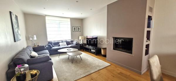 Située dans le quartier recherché de Saint Marc Le Guelmeur, venez découvrir cette très jolie maison de 8 pièces édifiée sur un terrain de 370 m2! Vous serez séduits dès votre arrivée par de beaux volumes et une décoration soignée!
Au rez-de-chaussée, une entrée avec ses placards mène à une très belle pièce de vie et sa cheminée centrale,  celle ci se poursuit par une véranda chauffée qui peut de plus se fermer par une porte en bois à galandage pour s'isoler de la maison si besoin; puis une cuisine dinatoire entièrement équipée avec accès de plain pied au jardin et à la terrasse, le tout très bien entretenu; toujours au rdc, une salle de bains équipée, des toilettes suspendus séparés, et accès au garage par l'intérieur de la maison.
A l'étage, un palier confortable avec espace de rangement dessert  5 chambres parquetées lumineuses (dont une inférieure à 9m2 idéale néanmoins pour un bureau), une salle de douche équipée avec wc. Les huisseries sont en PVC double vitrage, la chaudière au gaz à condensation a été changée il y a deux ans. A noter une très bonne isolation qui permet un DPE  bien classé. Le secteur comme la maison en parfait état correspondront sans aucun doutes à vos attentes! Je suis disponible 7 jours sur 7 pour des visites!  J'attends vos appels!