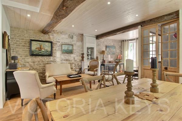 Maison rénovée à vendre à Saint-Martin-de-Ré – à 2 pas du port
