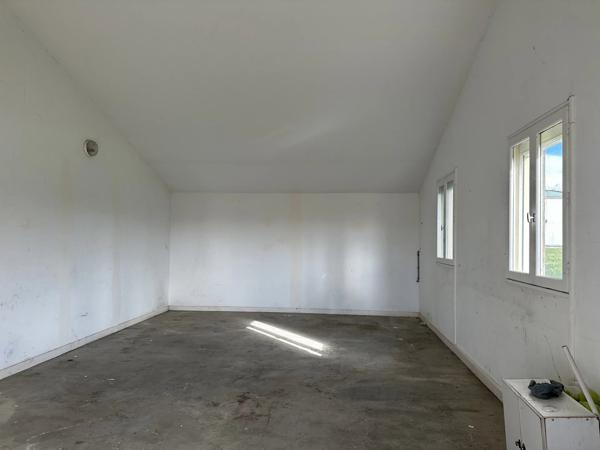 Maison de plain-pied avec grand jardin et piscine