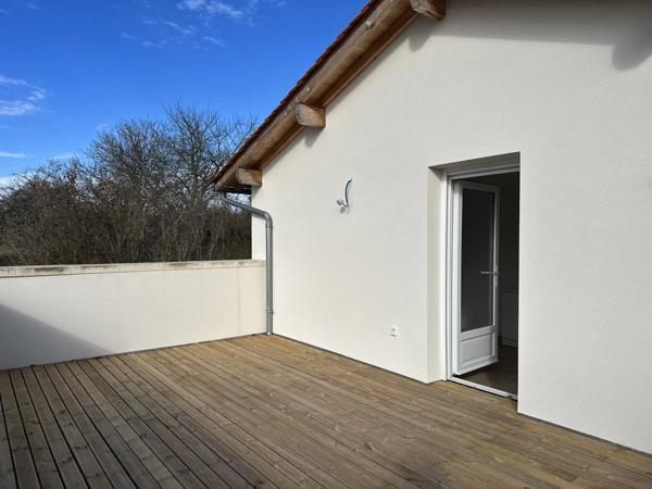 Maison de plain-pied avec grand jardin et piscine