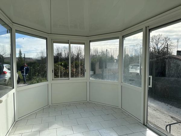 Maison de plain-pied avec grand jardin et piscine